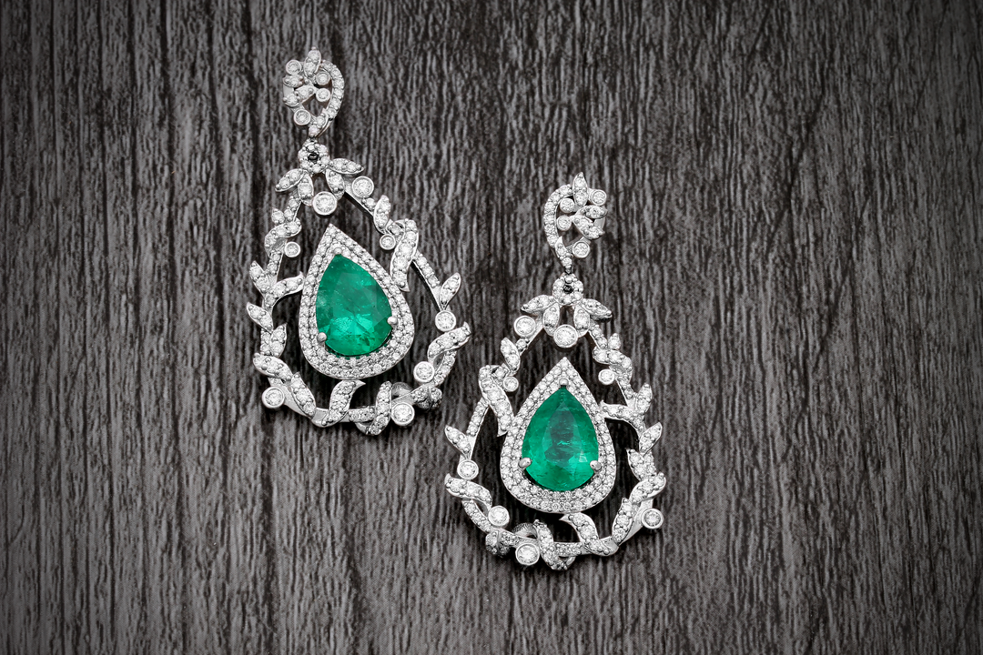 Dazzling 18K white gold earrings with scintillating diamonds and captivating emeralds