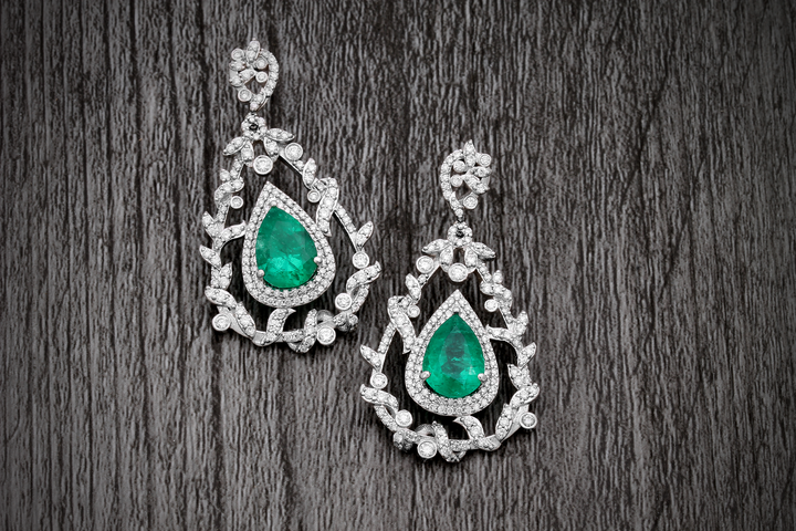 Dazzling 18K white gold earrings with scintillating diamonds and captivating emeralds