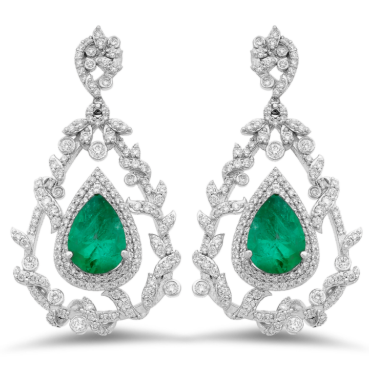 Dazzling 18K white gold earrings with scintillating diamonds and captivating emeralds